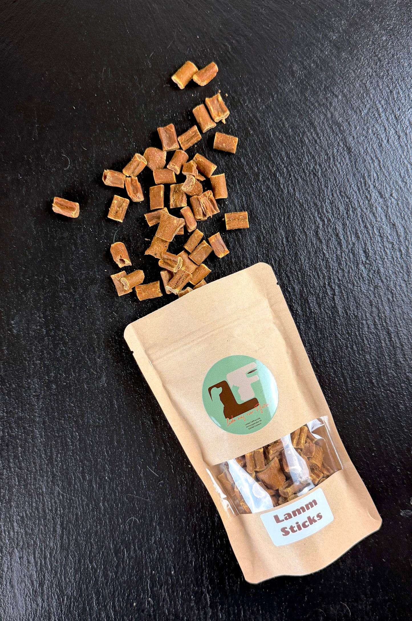 Naturbelassene Lamm-Sticks Trainingssnacks für Hunde aus 96% Lammfleisch von Lottes Fellfreunde.