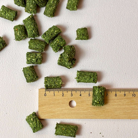 Größenvergleich der Hundeleckerli "Algen Geknusper" mit Spirulina von Snackwerk mit Lineal bei Lottes Fellfreunde