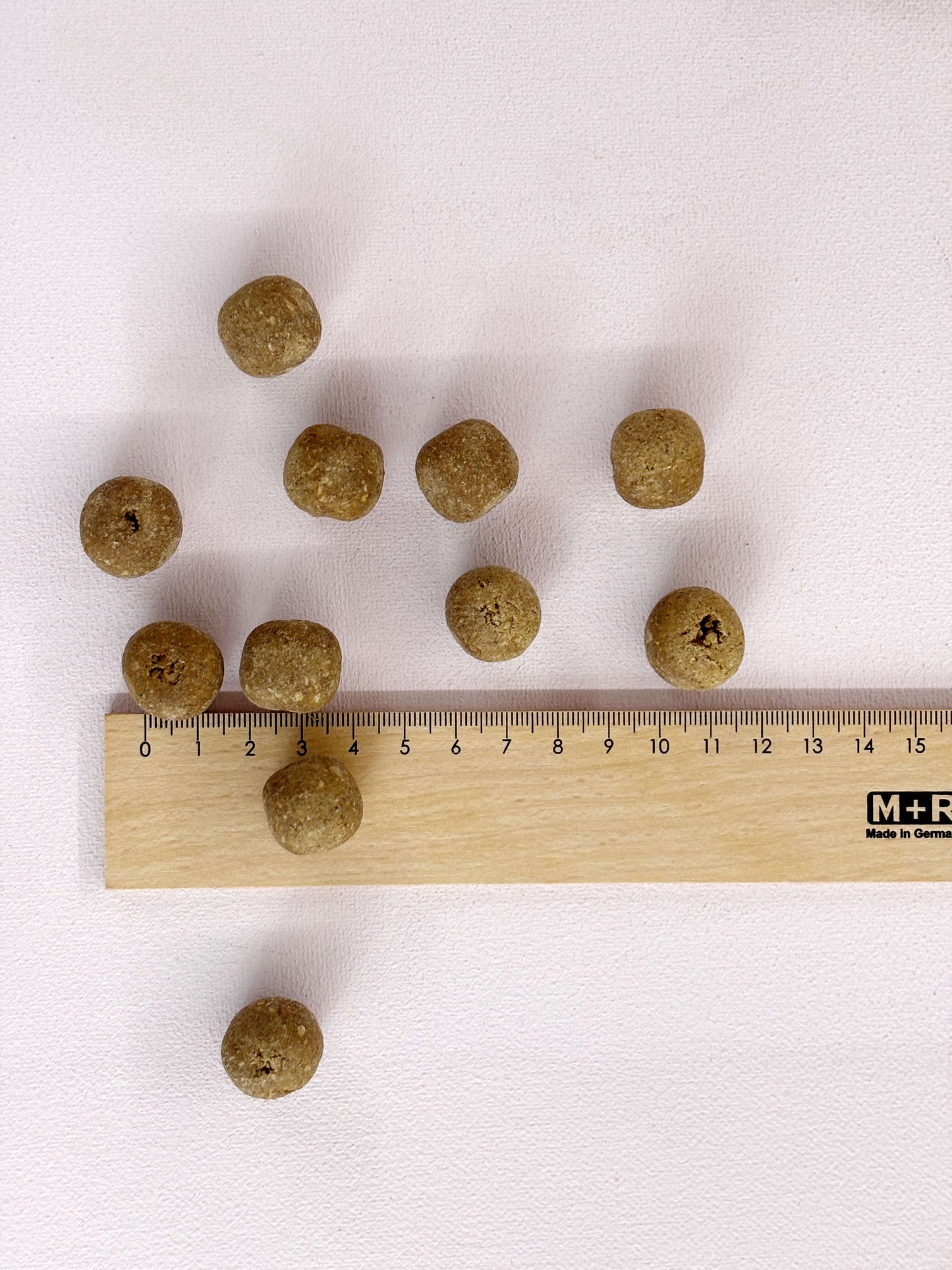 Größenvergleich der Hundeleckerli "Geflügel Knabberkugeln" von Snackwerk mit Lineal bei Lottes Fellfreunde