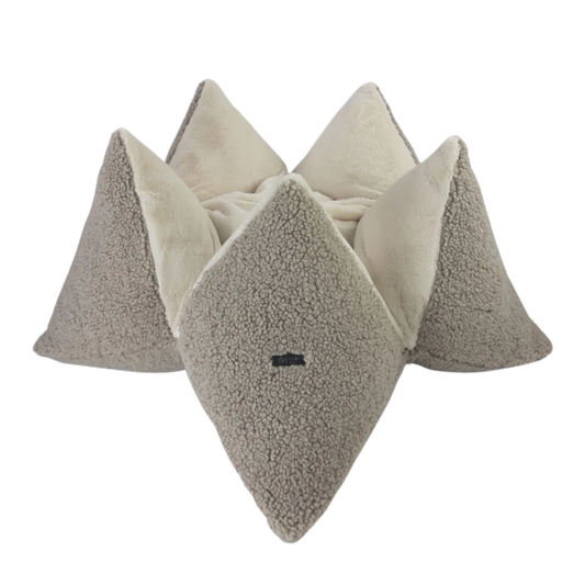 FLUM Manufaktur - Hundekissen Socke Socke Creamy – Handgefertigtes Luxus-Bett in Teddy-Optik