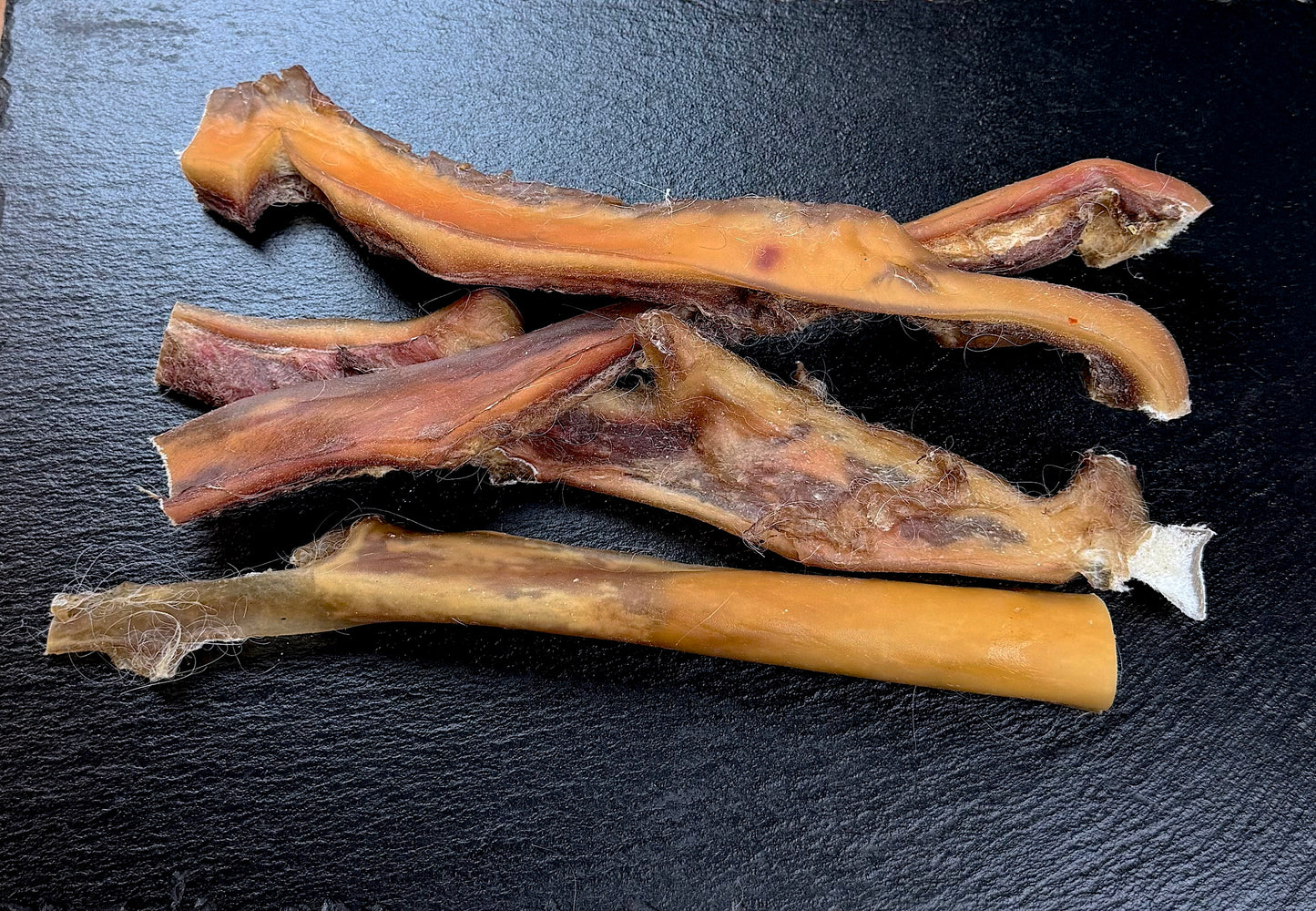 Ein langer, naturbelassener Kau-Knacker aus 100% Rinderkopfhaut (30 cm) für Hunde von Lottes Fellfreunde.