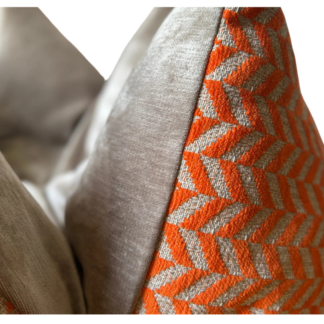 Modernes FLUM Hundekissen Aperoli mit orange-beigem Jacquard-Muster und taupefarbenem Samt.