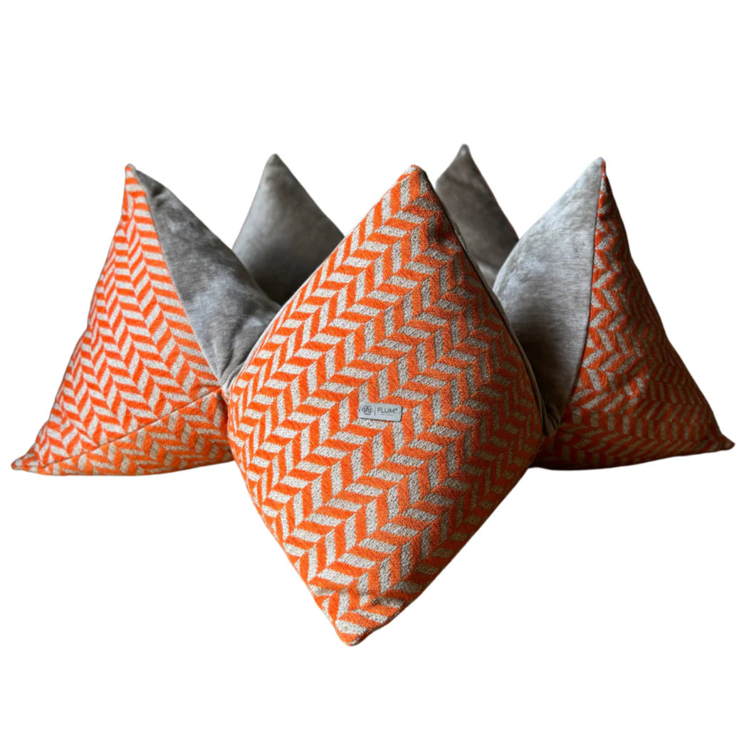 Modernes FLUM Hundekissen Aperoli mit orange-beigem Jacquard-Muster und taupefarbenem Samt.
