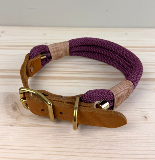 Handgefertigtes, dreilagiges Hundehalsband Berry mit Messingschnalle in Größe M von Lottes Fellfreunde.