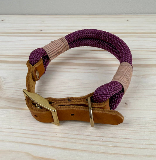 Handgemachtes, zweilagiges Hundehalsband Berry aus PPM-Tau und Fettleder in Größe S von Lottes Fellfreunde.