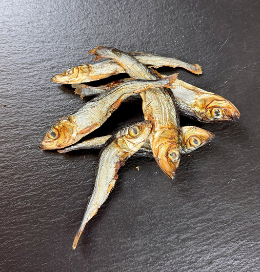 Ganze, schonend getrocknete Heringe als gesunder, omega-3-reicher Fischsnack für Hunde von Lottes Fellfreunde.