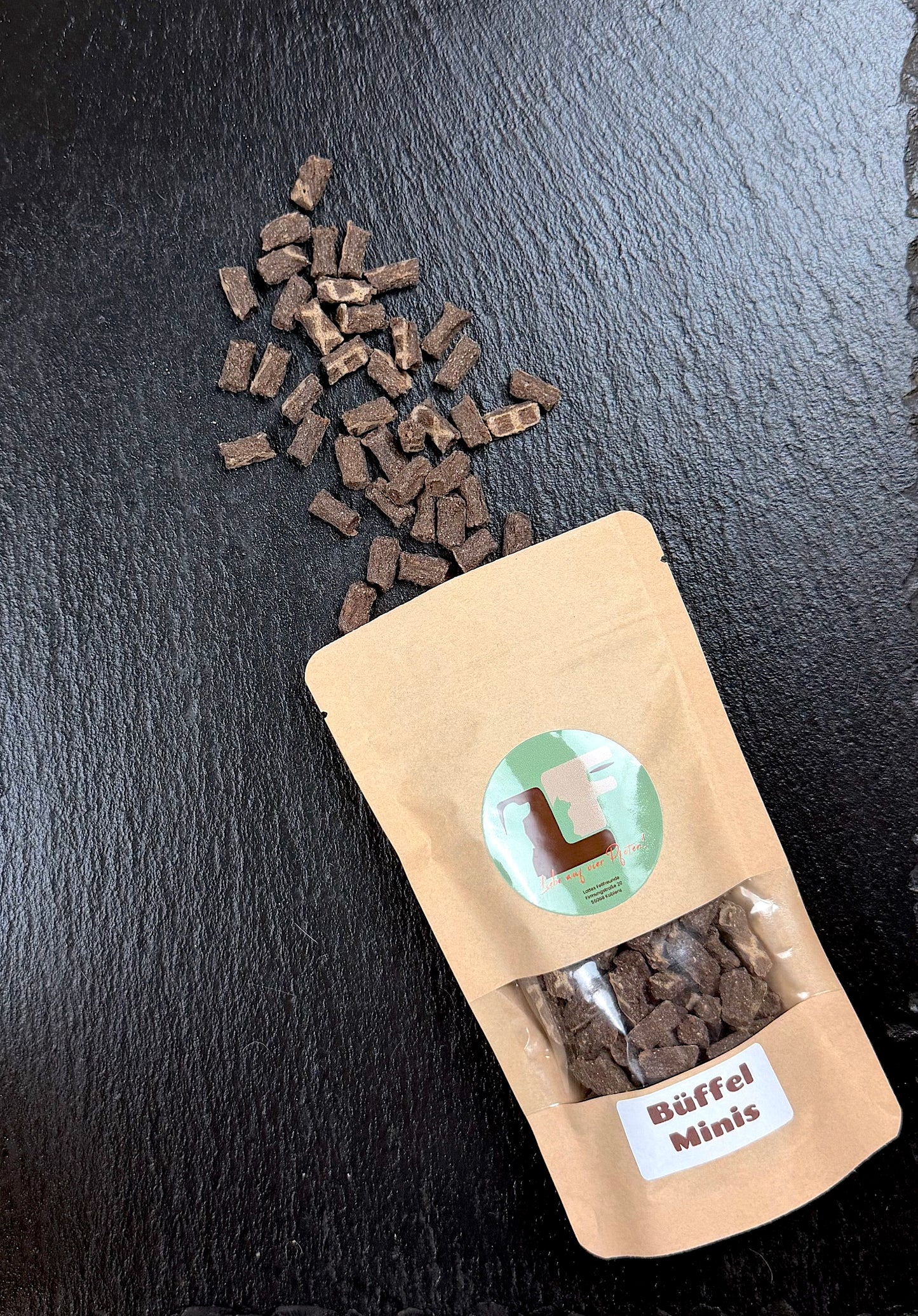 Halbsofte Büffel-Minis Trainingssnacks für Hunde aus 98% Büffelfleisch in einer Kraftpapier-Verpackung von Lottes Fellfreunde.