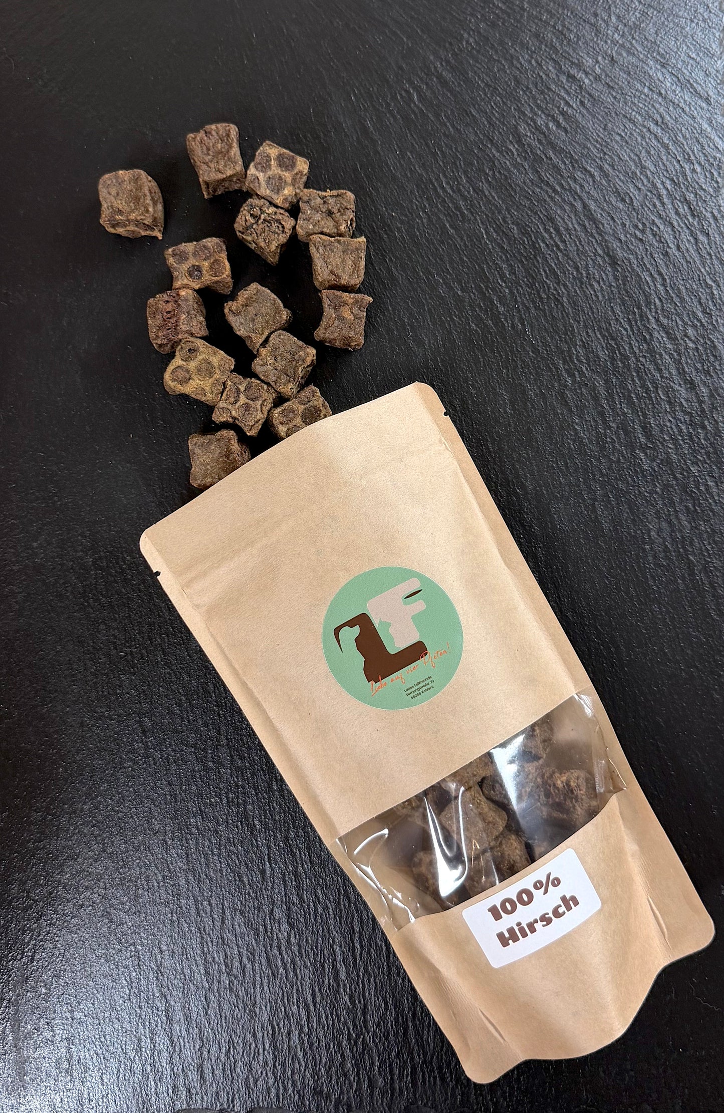 Naturbelassene Hirsch-Würfel aus 100% Fleisch als Trainings-Leckerli in einer Kraftpapier-Verpackung von Lottes Fellfreunde.