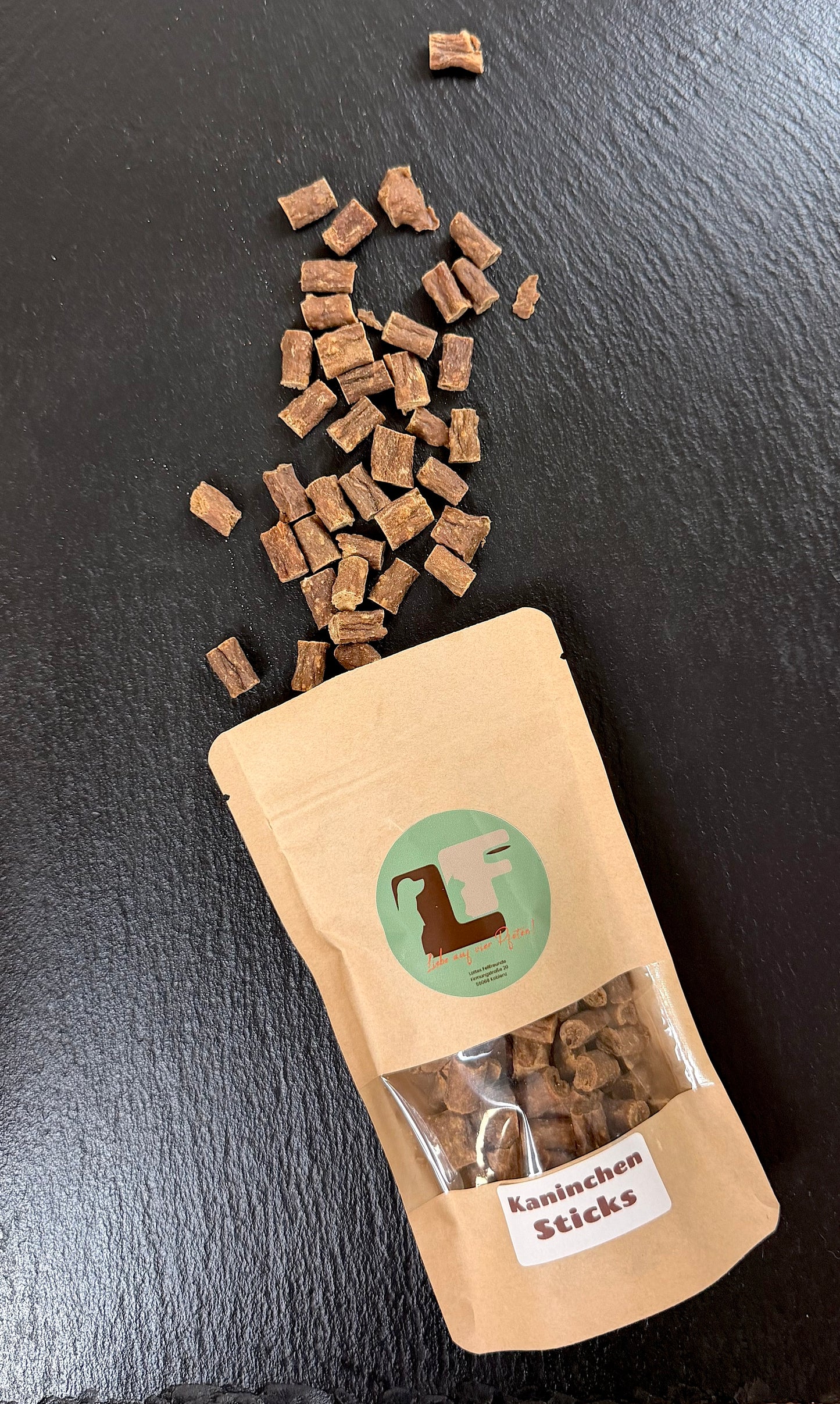 Naturbelassene Kaninchen Trainingssnacks für sensible Hunde aus 96% Kaninchenfleisch von Lottes Fellfreunde.