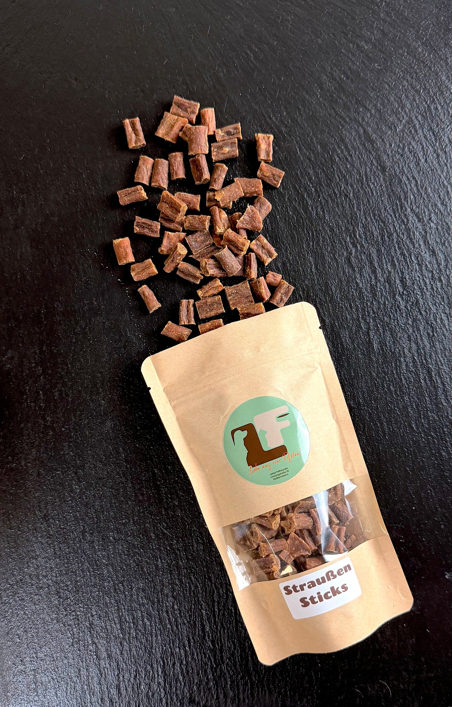 Naturbelassene Straußen-Sticks Trainingssnacks für sensible Hunde aus 96% Straußenfleisch von Lottes Fellfreunde.