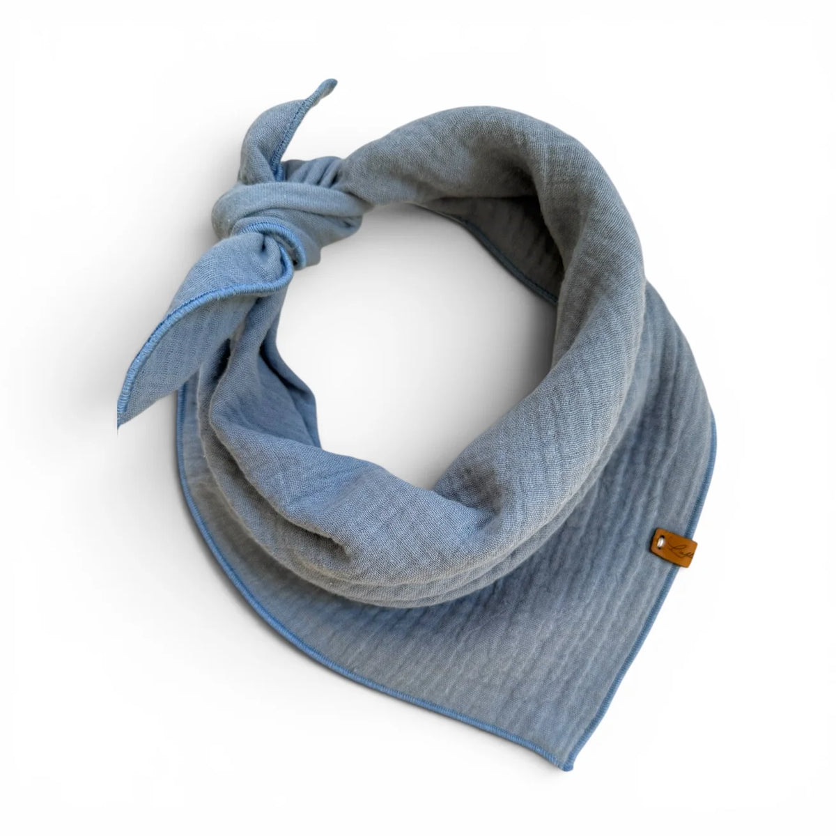 Handgefertigtes Bio-Musselin Halstuch für Hunde in der Farbe Denim Hellblau von Lottes Fellfreunde.