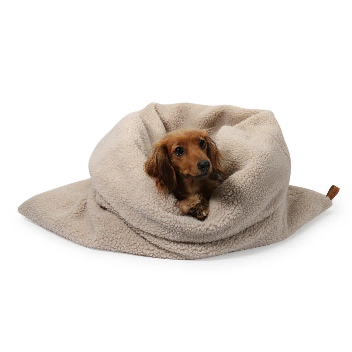 Beiger Kuschelschlafsack für Hunde in Teddy-Optik mit Dackel – handgefertigt von Lieblingspfote