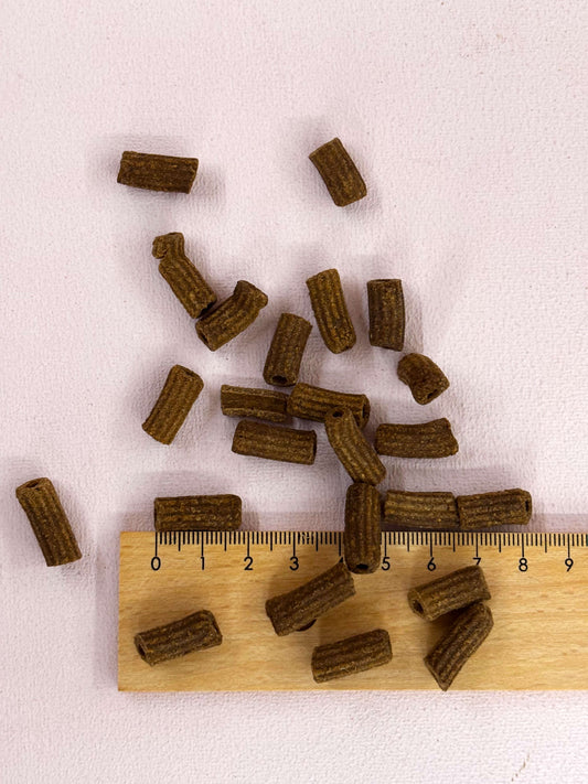 Größenvergleich der Hundeleckerli "Krabbel Nudeln" von Snackwerk mit Lineal bei Lottes Fellfreunde