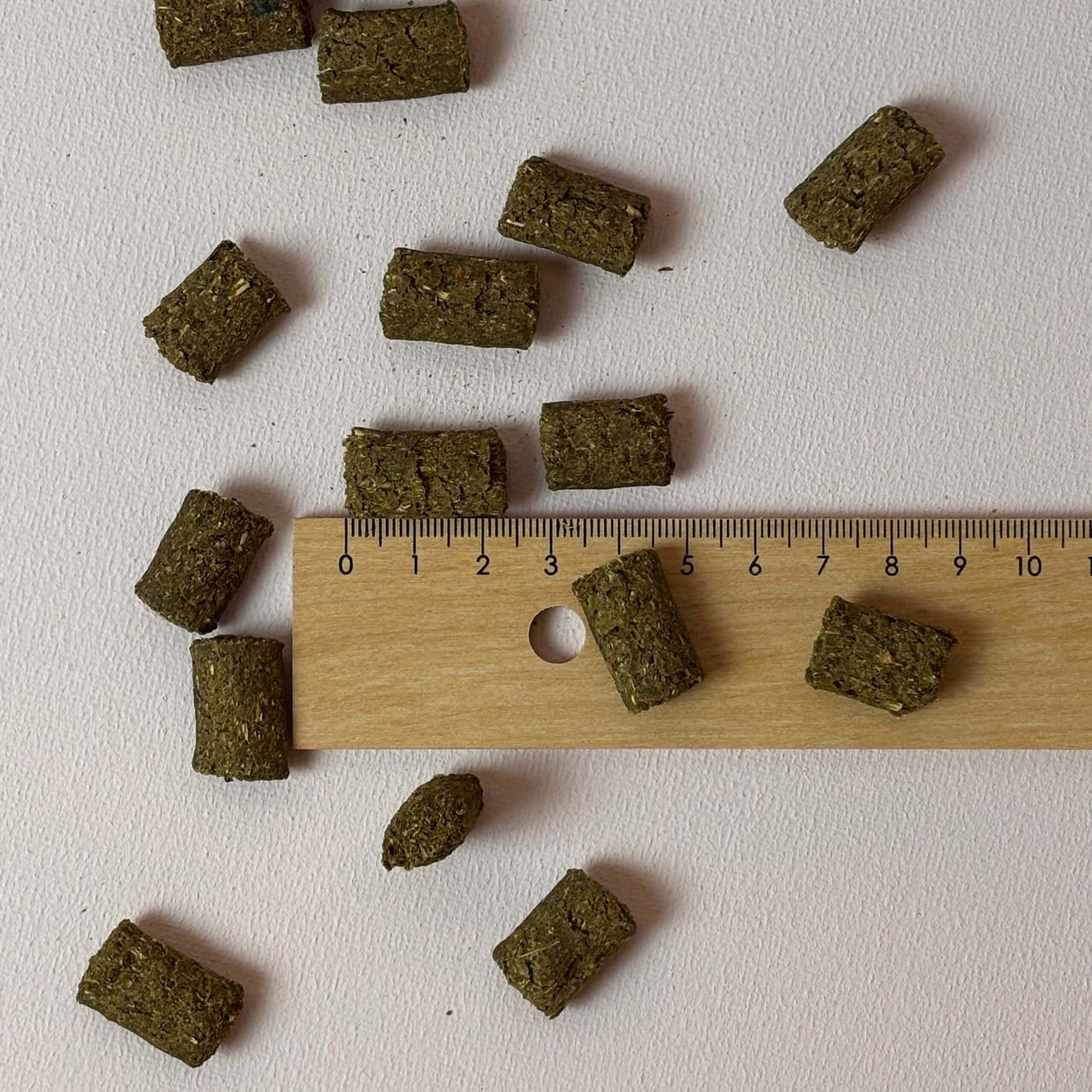 Größenvergleich der vegetarischen Hundeleckerli "Wiesen Geknusper" von Snackwerk mit Lineal bei Lottes Fellfreunde